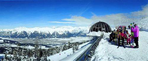 建在半山腰的木蘭纜車站可直達雪朗峰頂，讓游客近窺天堂